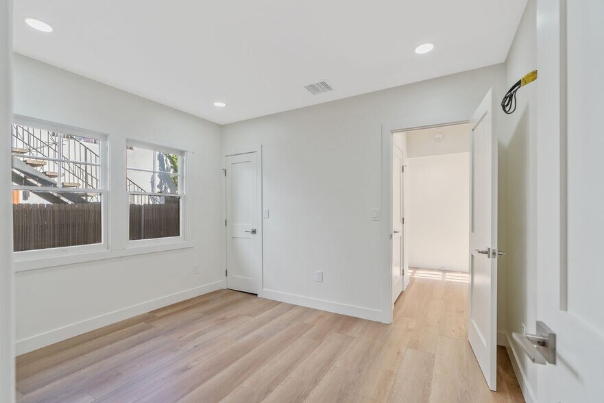 Building Photo - 744 Gladys Ave