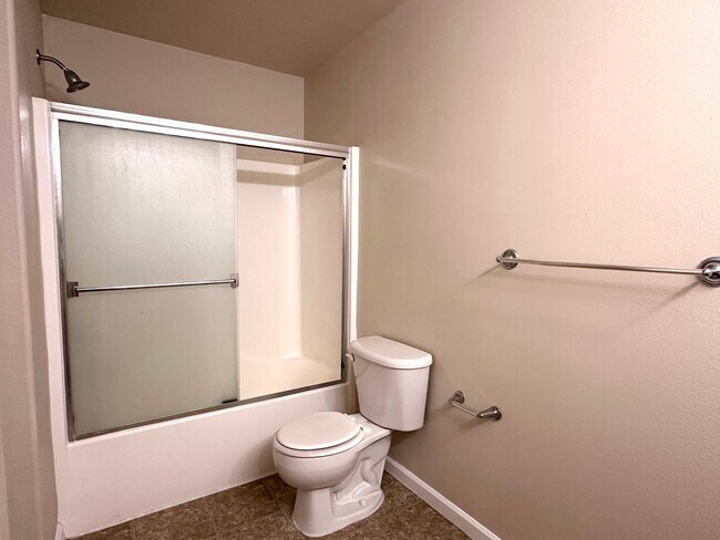 Building Photo - BEAUTIFUL 3 BEDROOM AND 2.5 BATHROOM TOWNHOUSE IN SOUTHWEST REDMOND!