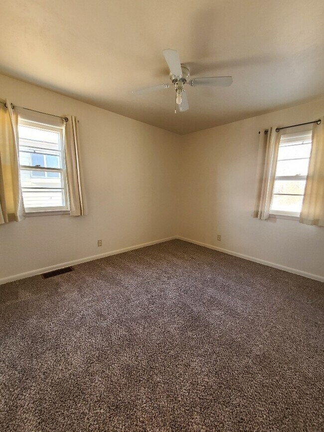 Building Photo - 2618 Henderson Dr