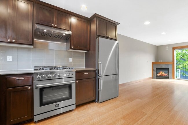 Building Photo - Immaculate West Seattle Townhome