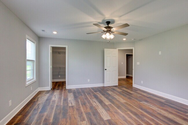 Building Photo - 133 Riverbend Dr