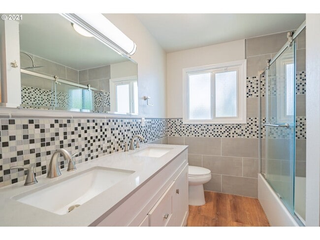 Building Photo - Gorgeous 3 Bedroom Remodel in Highly Desir...