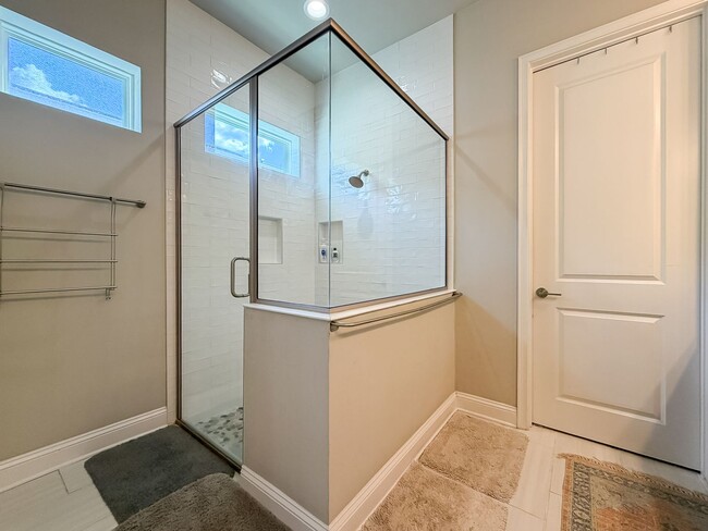 Building Photo - Modern-Luxury 5/4 in Oakmont