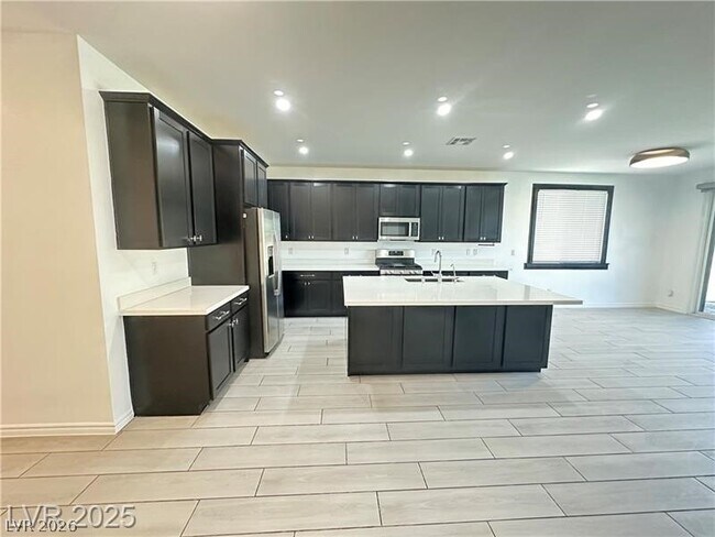 Building Photo - 9565 Camelback Crk Dr