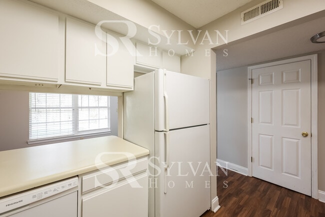 Building Photo - Charming 3BR 2.5BA Townhome Ready for Move...