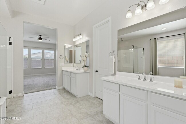 Building Photo - 10631 E Thatcher Ave