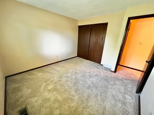 Building Photo - Beautiful 4 Bed, 2 Bath House in South Fort Collins! Avail. June 10th!