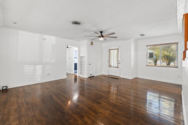 Building Photo - "Charming 3-Bed, 2-Bath Oasis in the Heart...