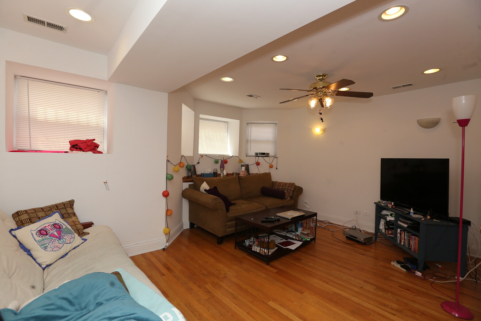 Building Photo - 922 W Addison St