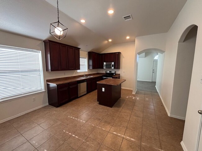 Building Photo - Cute 3 bedroom