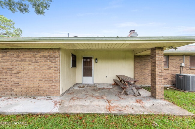 Building Photo - 102 Wisteria Dr