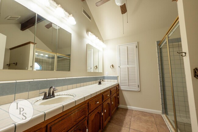 Building Photo - Woodward Park Home, 3BR/2BA, Pool, Spa, Gr...
