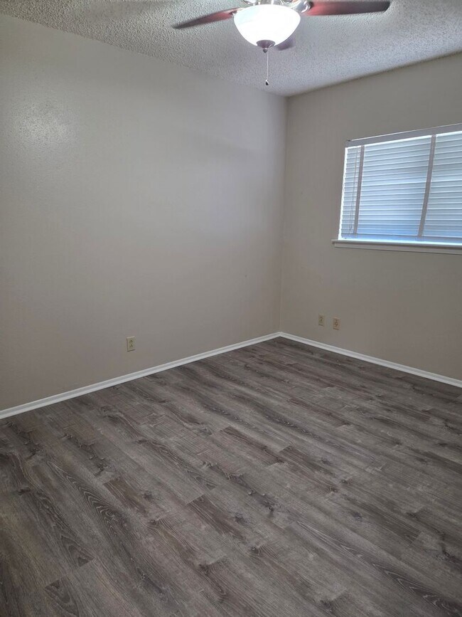 Building Photo - Spacious 4 Bedroom Ranch