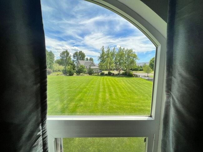 Building Photo - 1 Bedroom Suite for Lease with Washer/Dryer and Garage Spot