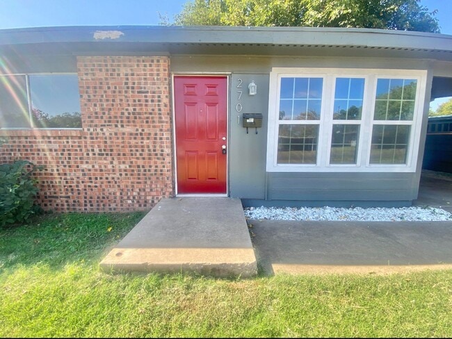 Building Photo - 3 bed 1 bath rental near YMCA now available.