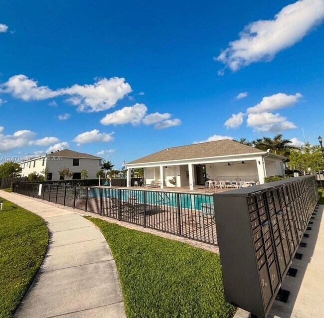 Building Photo - 470 NE 12th St