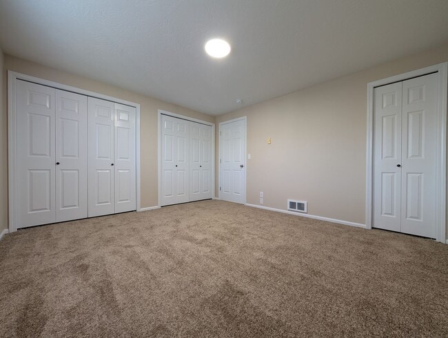 Building Photo - Large 2 Bedroom Condo in Sunset Meadows - ...