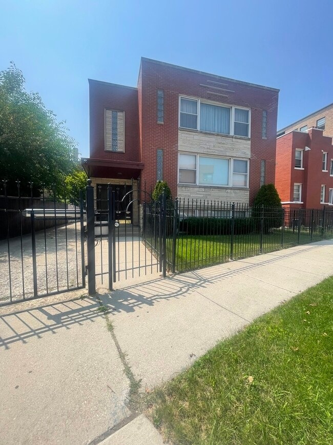 Primary Photo - 7228 S Phillips Ave