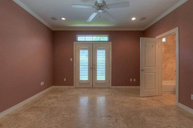 Building Photo - 2406 Wroxton Rd
