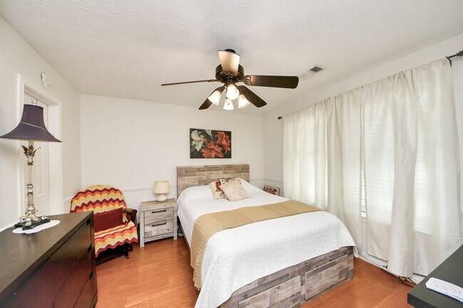 Building Photo - 922 Bayhill Dr