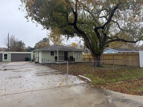 Building Photo - 5910 Woodview Dr