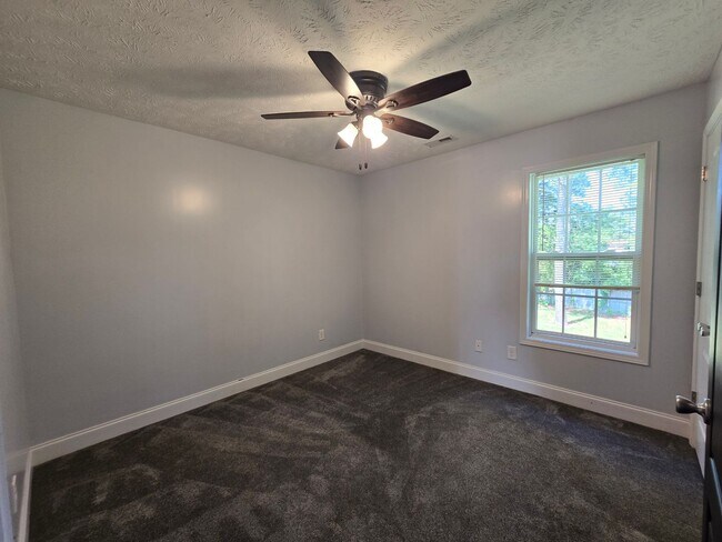 Building Photo - 103 Flag Dr