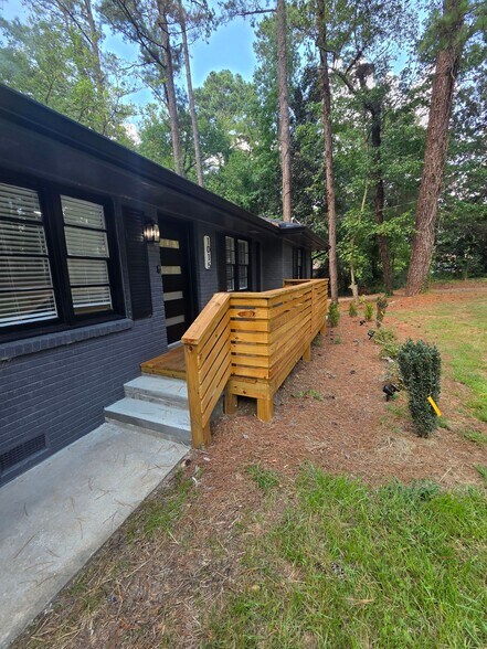 Building Photo - 1015 Braemar Ave SW