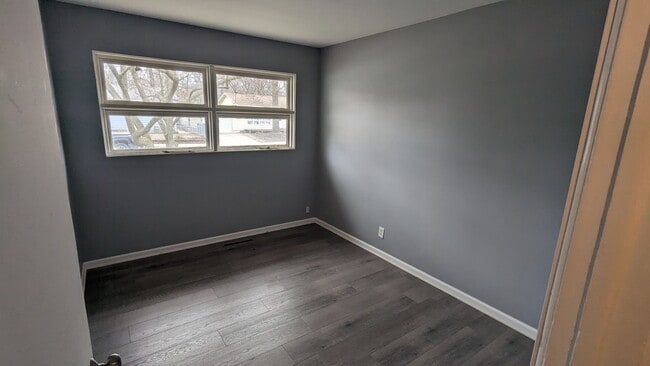 Building Photo - 616 White Oak Dr