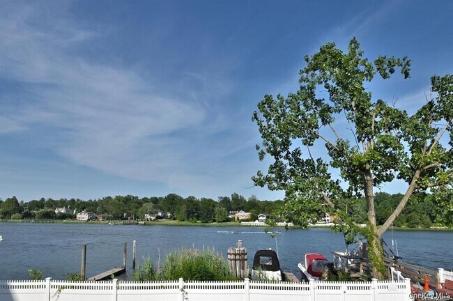 Building Photo - 320 E Shore Rd