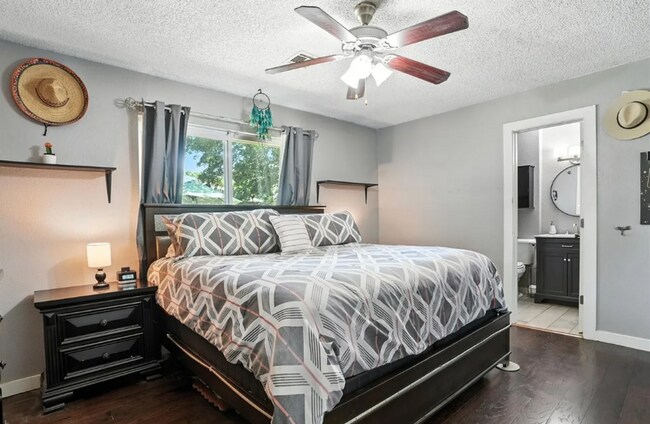 Building Photo - 3 BED 2 BATH! Schedule a tour today!