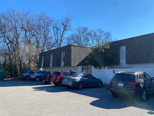 Building Photo - Large 2 Bed 2.5 Bath Apt in Green Hills - ...