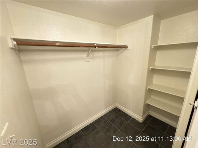 Building Photo - COZY 1ST FLOOR UNIT TUCKED AWAY IN THE OLD HENDERSON AREA!!