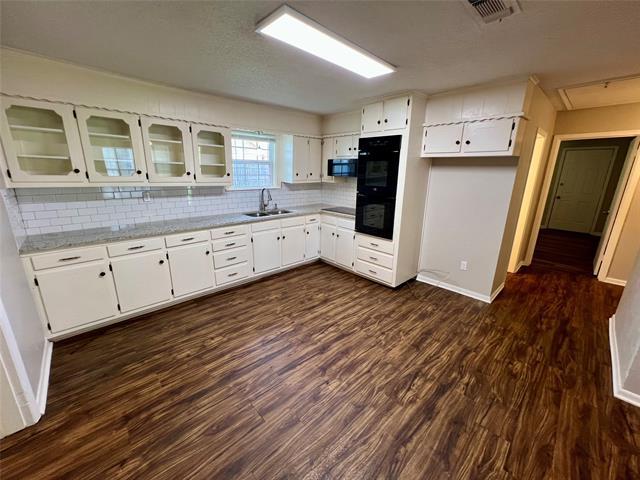 Building Photo - 300 W 4th St