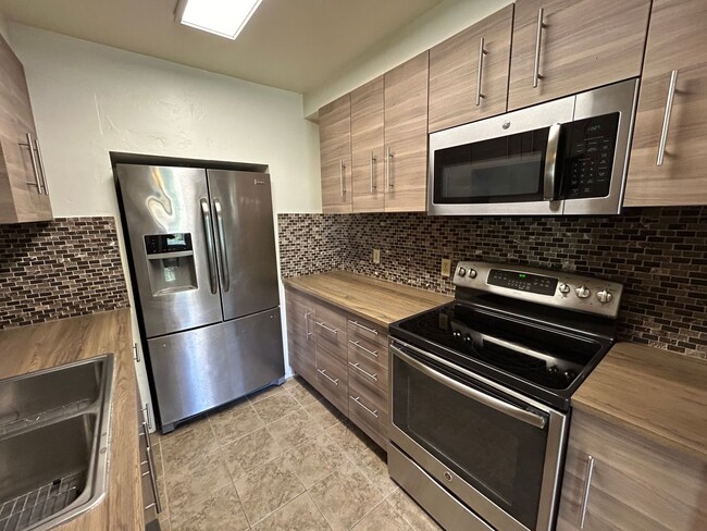 Building Photo - 1 Bed, 1 Bath in Mission Hills!! Water/Trash Paid