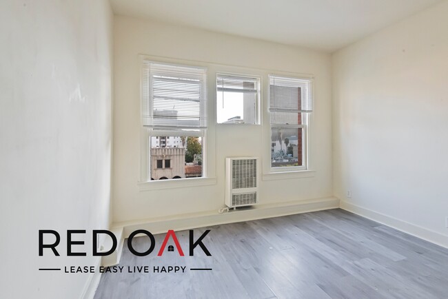 Building Photo - Inviting Top Floor One Bedroom Featuring H...