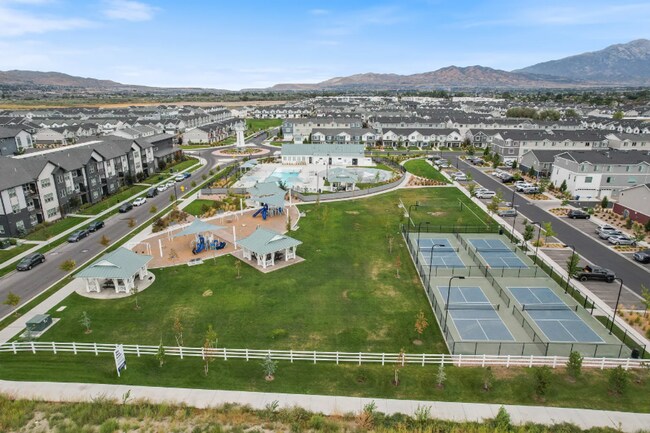 Building Photo - 3 Bed/3 Bath Townhouse in Saratoga Springs