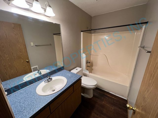 Building Photo - Beautiful 2 bedroom duplex located in Southeast Portland!