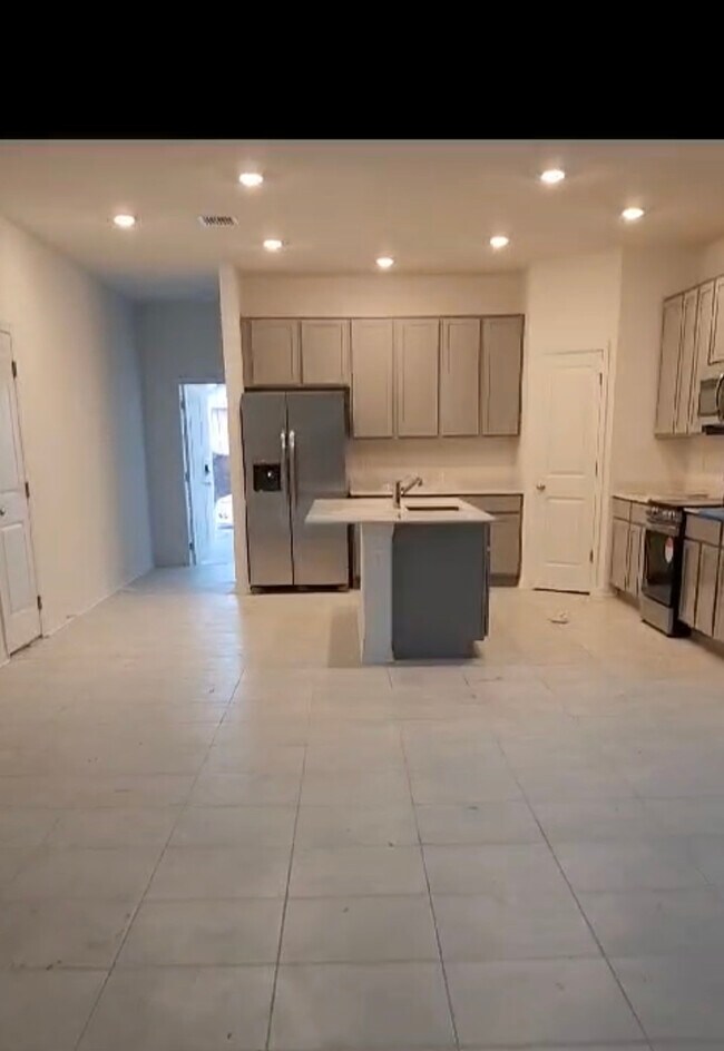 Building Photo - 1427 Brentwood Dr