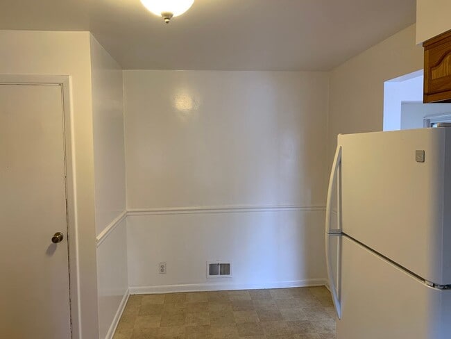 Building Photo - Two story townhouse