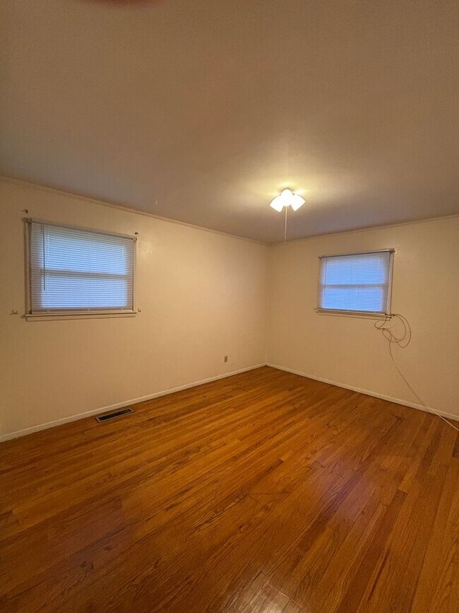 Building Photo - 4108 S Park Dr