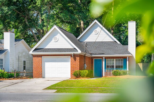 Building Photo - Updated Single Family Home in Lawton Bluff...