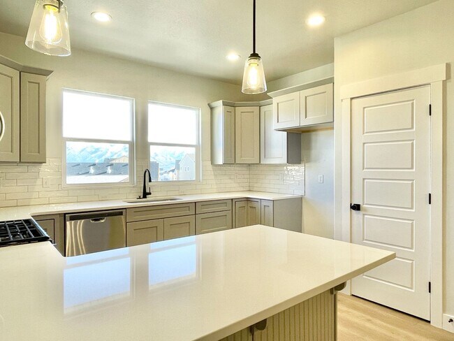 Building Photo - Beautiful Poolside Townhome at Mountain Ridge!