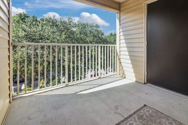 Building Photo - 1999 Summer Club Dr