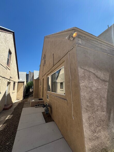 Building Photo - 916 E 6th St