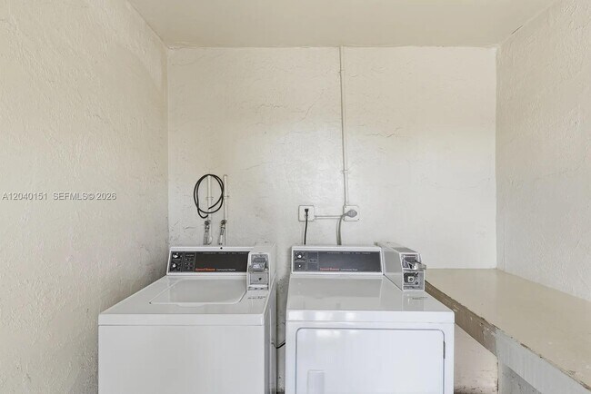 Building Photo - 5771 SW 36th Ct