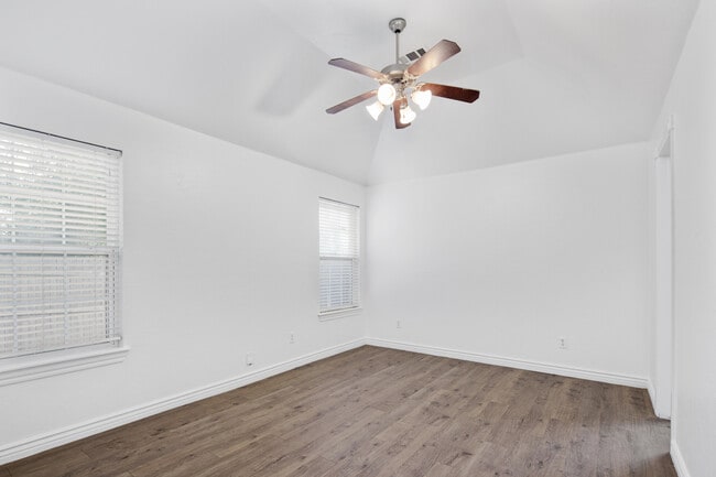 Building Photo - 4900 Sunny Ct