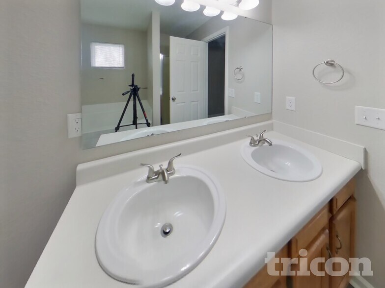 Building Photo - 703 Sweet Creek Dr