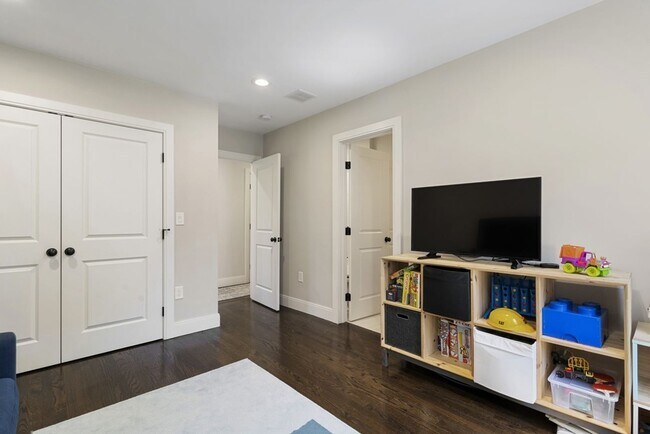 Building Photo - 265 Jackson St