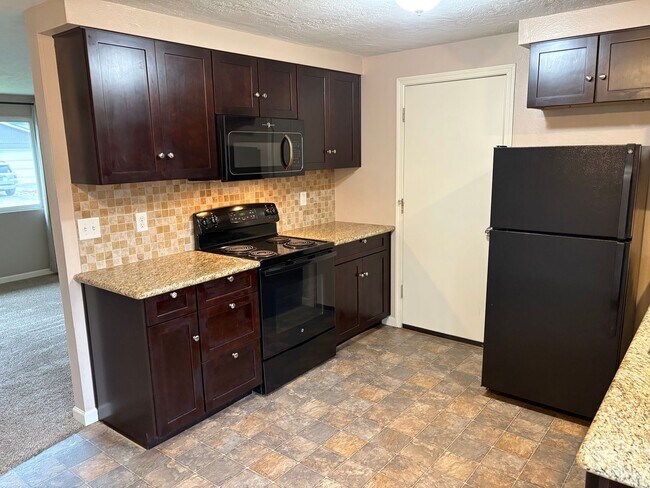 Building Photo - Springfield Duplex- 2 bedroom/1 bath updated unit