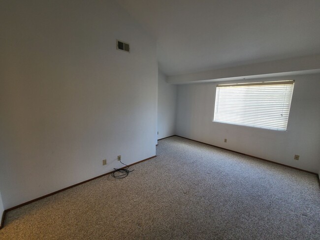 Building Photo - Charming 2 Bedroom Townhouse in Castro Val...